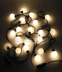 длинная гирлянда из белых лампочек теплого оттенка для НГ