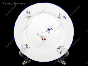 Набор фарфоровых тарелок с гусями