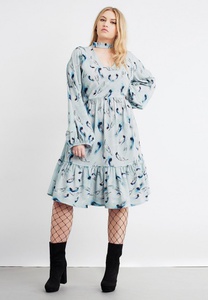 Платье SMOCK DRESS IN SLEEPY FEATHER PRINT