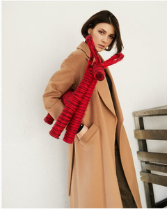 пальто-халат цвета camel со спущенным плечом