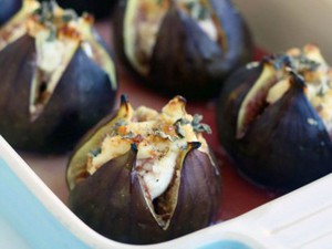 Figs baked with brie
