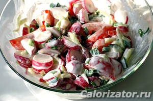 овощной салат со сметаной