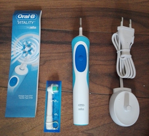 Электрическая зубная щетка ORAL-B