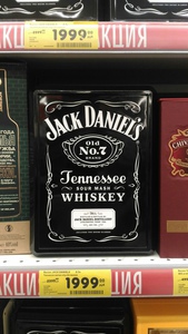 Металлическая коробка от Jack Daniel's (можно пустую)