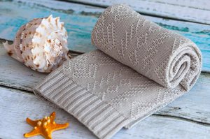 Небольшое вязаное одеяло