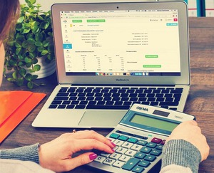 Грамотно распоряжаюсь деньгами ,виду учет затрат и получики ,10 % откладывпю каждый месяц.Домашняя бухгалтерия