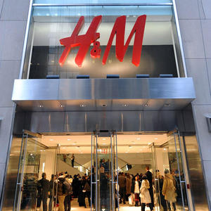 Сдать одежду на переработу в H&M