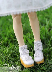 White shoues with bows