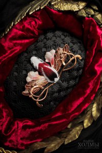 Брошь c мотыльком