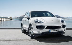 Porsche Cayenne белый с кожаным бежевым салоном