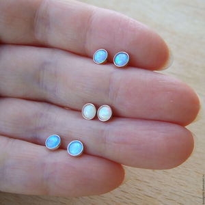 Серьги гвоздики с лунным камнем