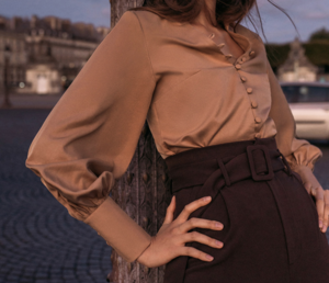 Блузка с большим количеством пуговиц и широкими манжетами