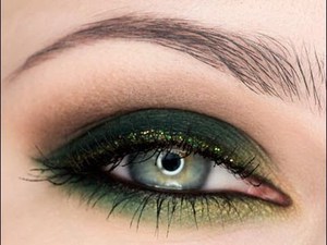 Зеленый карандаш для глаз яркий яркий