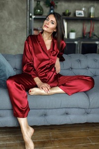 красная шёлковая пижама