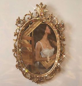 Красивое винтажное зеркало