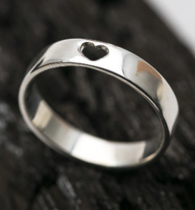 Серебряное кольцо с сердечком и с гравировкой (на заказ)