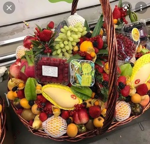 корзинка с фруктами и ягодами