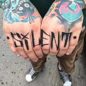 knuckle tattoo но с другим текстом в стиле граффити