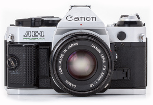 Зеркальный пленочный фотоаппарат по типу Canon AE-1