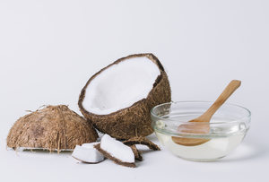 Сделать кокосовый скраб для губ