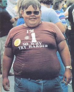 одеться толстым парнем с обложки Fatboy Slim