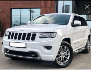 Белый Jeep Grand Cherokee