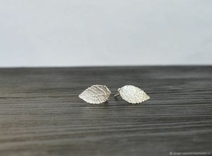 Серебряные серьги-гвоздики в форме листочков