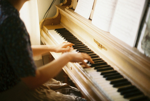 Научиться играть на фортепиано.