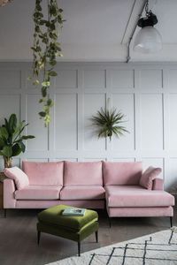 Розовый диван