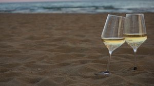 Шампанское на берегу залива