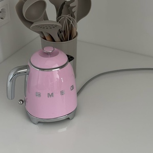 розовый чайник smeg