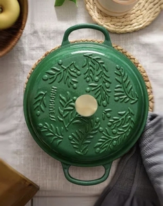 Зелёная чугунная кастрюля