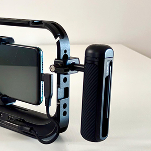 moment universal mobile grip w/wireless shutter