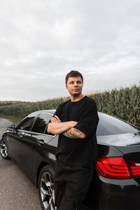 "Я жду внизу, спускайся"