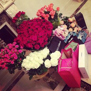 много подарков и цветов на день рождения