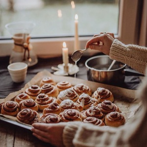 Испечь булочки с корицей