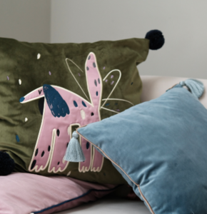 красивая мягкая декоративная подушка