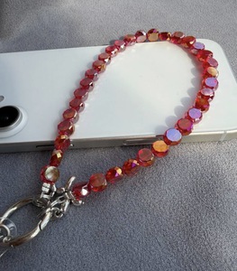 Шнурок на руку для телефона из бусин