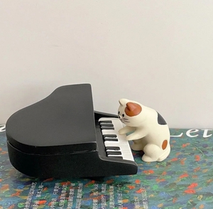 Кот, играющий на рояле