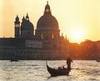В Венецію,покататися на гондолі