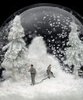 идеальный стеклянный шар с падающим снегом внутри