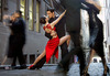 танцевать танго в красном платье с любимым мужчиной