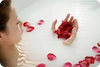 Искупаться в ванне с лепестками роз