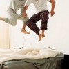 прыгать на кровати