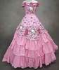 розовое платье с декольте