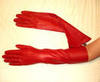 красные атласные перчатки