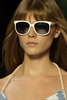 солнцезащитные очки в белой оправе