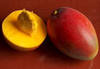 Коктейль с манго, малиной и бананом