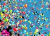 тысяча разноцветных летающих воздушных шариков