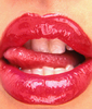 ярко-красный лаковый  блеск для губ